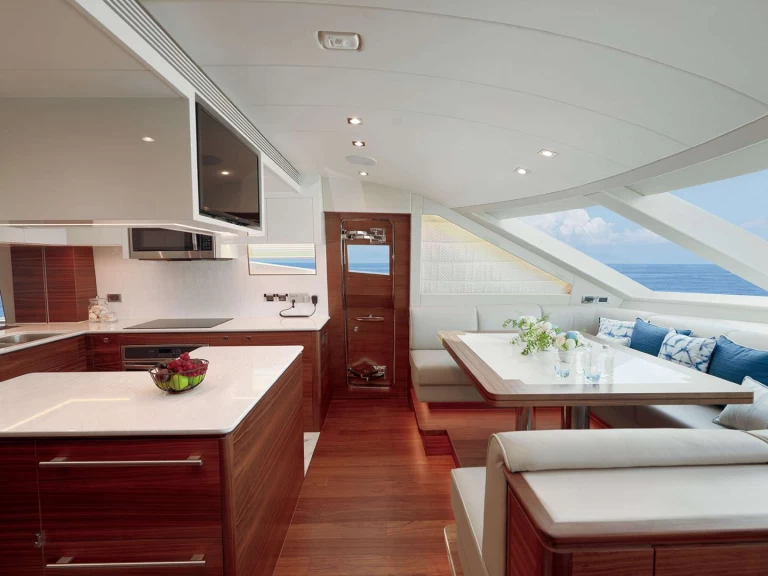 Hire Luxury Yacht Horizon with a boat licence