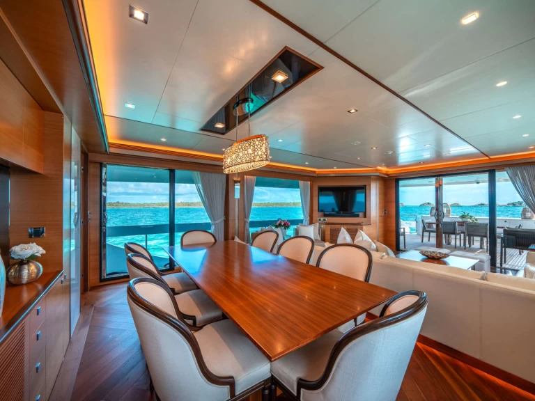 Luxury Yacht hire in New England - Horizon MIDNIGHT MOON