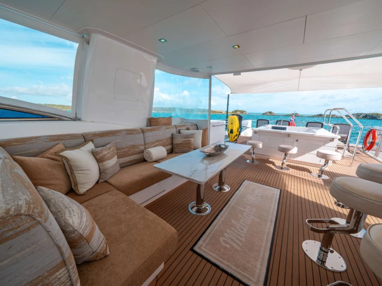 Hire Luxury Yacht Horizon with a boat licence