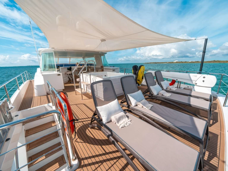 Hire Luxury Yacht Horizon with a boat licence