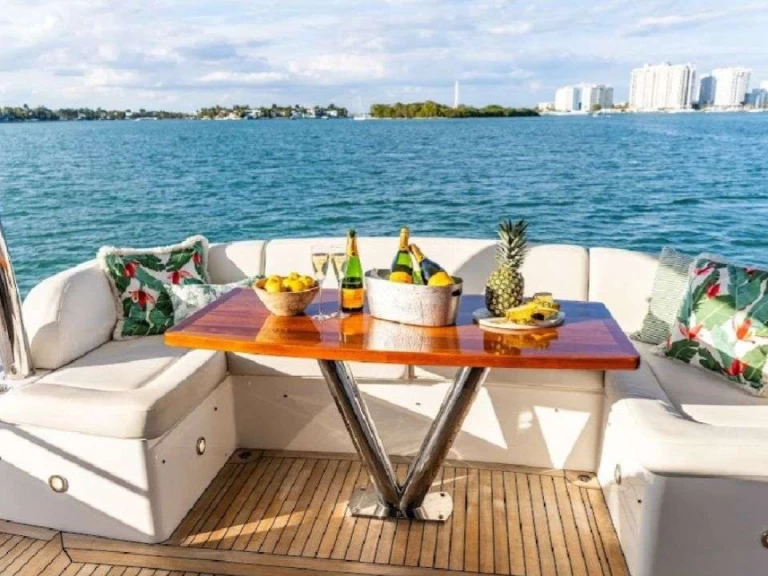 Hire Luxury Yacht with or without skipper Sunseeker Miami Beach