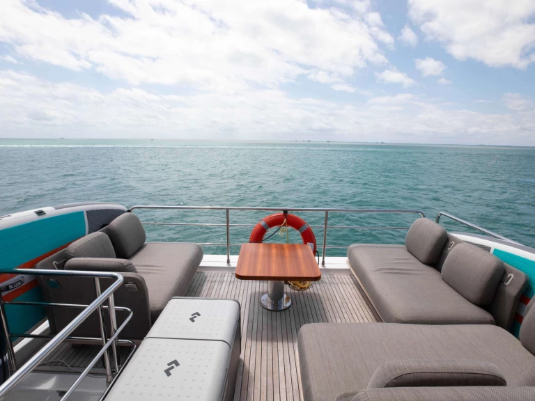 Hire a Azimut Geisha State of Florida