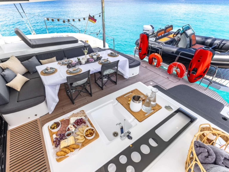 Luxury Yacht to hire Athens at the best price