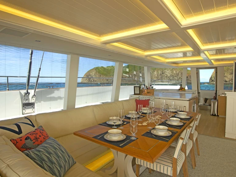Hire Luxury Yacht Sunreef with a boat licence