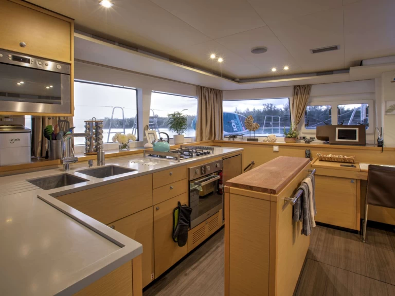 Yacht hire Nassau cheap WHISPERS II