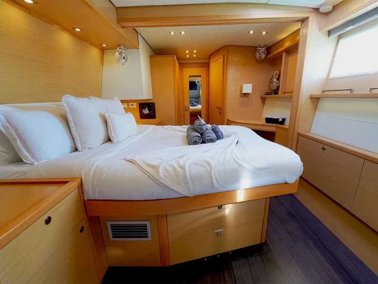 Charter a Lagoon WHISPERS II in Nassau on Samboat