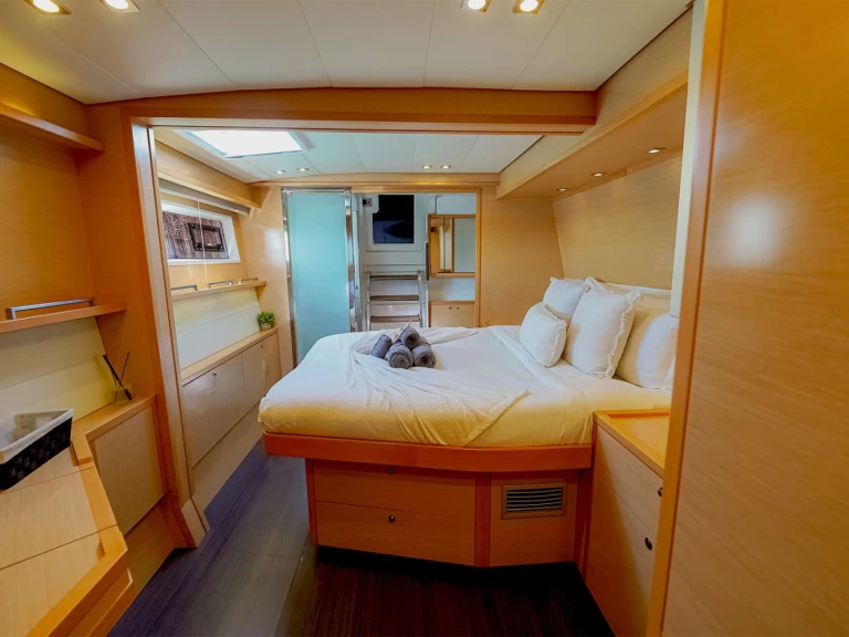 Hire Luxury Yacht Lagoon with a boat licence