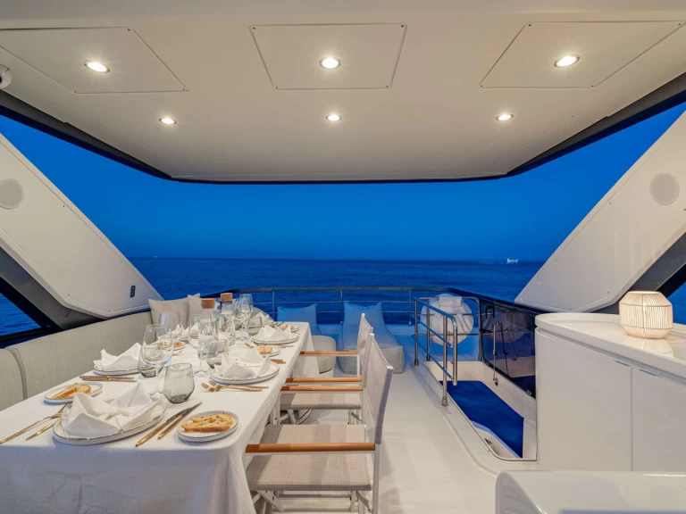 Hire Luxury Yacht Azimut with a boat licence