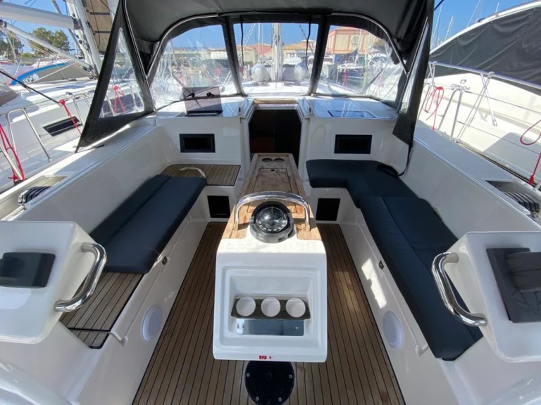 Hire Sailboat Bavaria with a boat licence