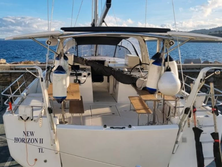 Charter a Jeanneau Sun Loft 47 in Bormes-les-Mimosas on Samboat