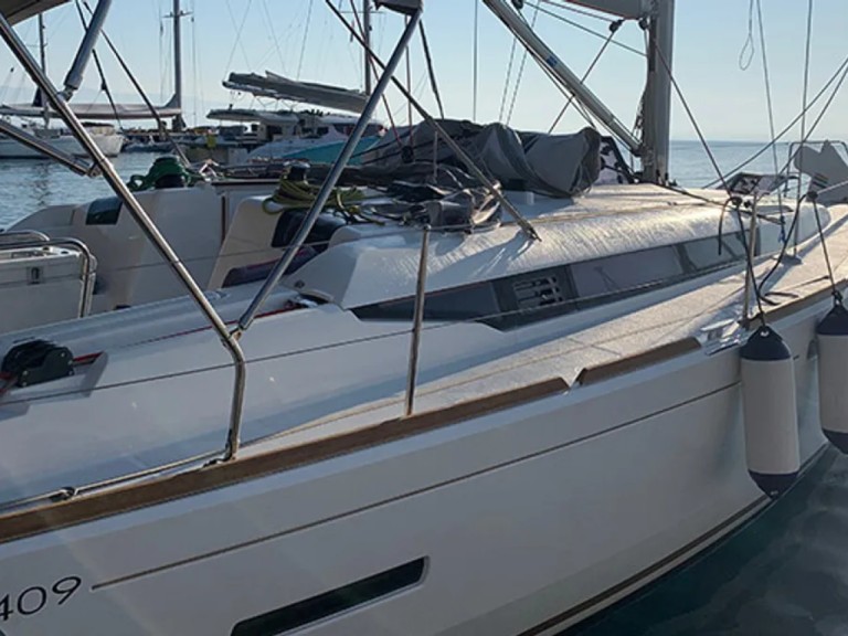 Hire Sailboat Jeanneau with a boat licence