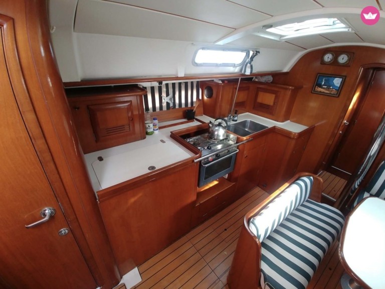 Sailboat to hire Nikiána at the best price