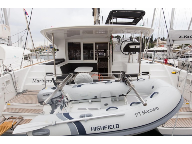 Catamaran to hire Lávrio at the best price