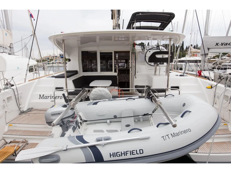 Catamaran to hire Lávrio at the best price