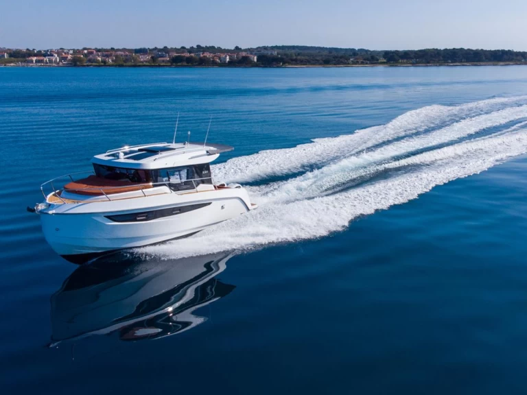 Hire Motorboat Kavi Yacht with a boat licence