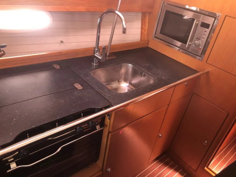 Charter a Bavaria Bavaria 43 Cruiser in Alimos on Samboat