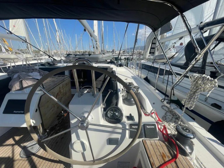 Charter a Bavaria Bavaria C45 in Alimos on Samboat