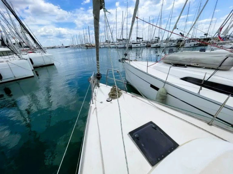 Sailboat to hire Alimos at the best price