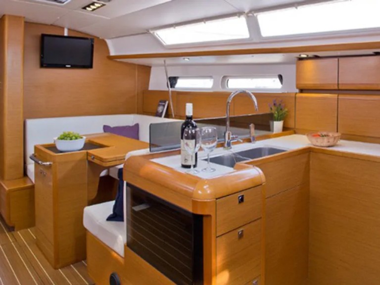 Hire Sailboat with or without skipper Jeanneau Lefkáda