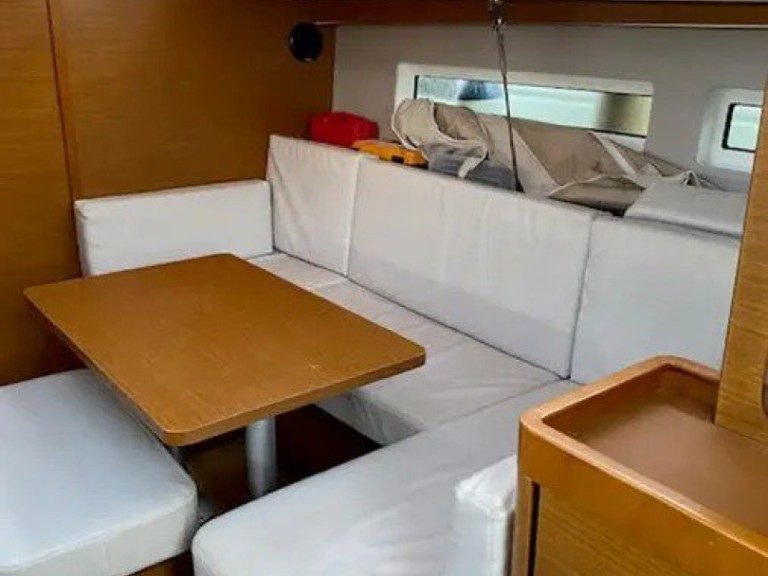 Hire Sailboat with or without skipper Jeanneau Paros (Island)