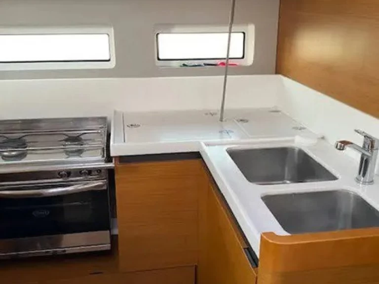 Hire Sailboat Jeanneau with a boat licence