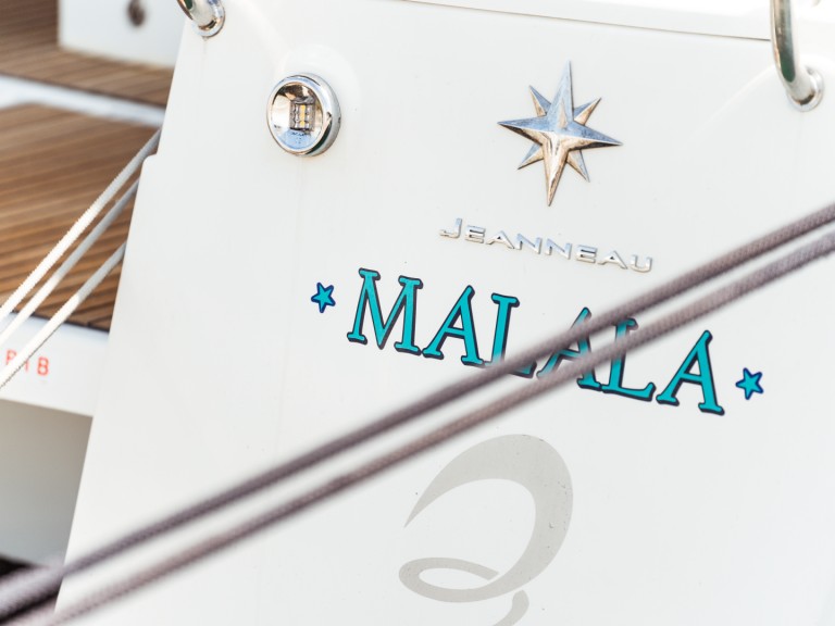 Hire Sailboat Jeanneau with a boat licence