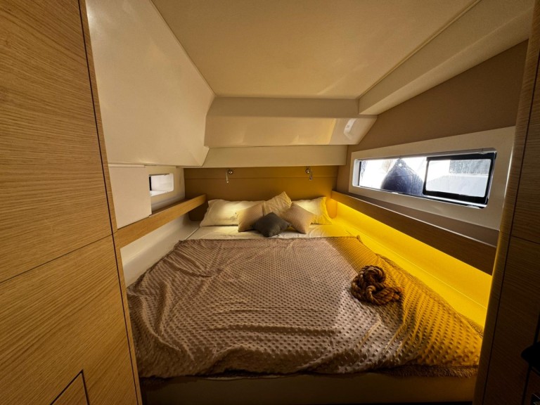 Hire a Aventura Aventura 37 Capo d'Orlando