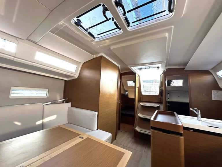Yacht hire Saint-Malo cheap Sun Odyssey 410
