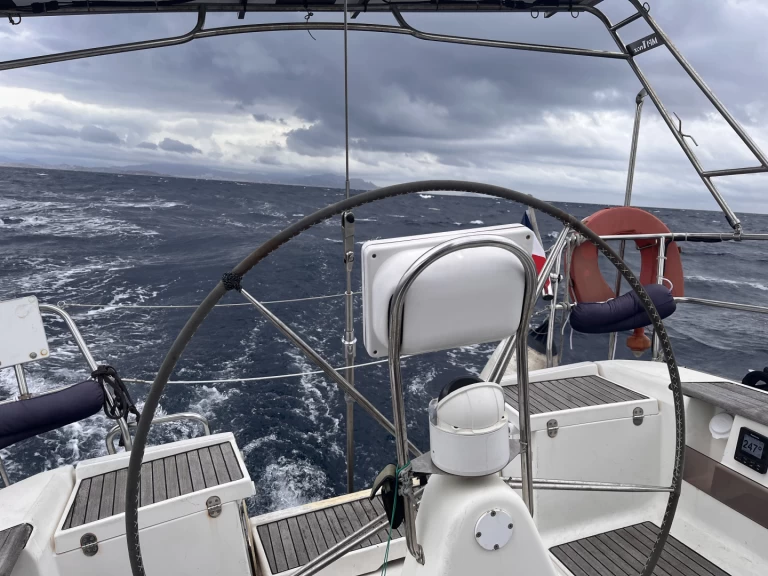 Sailboat to hire Le Cap d'Agde at the best price