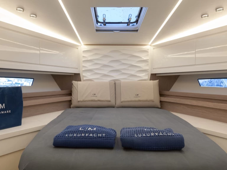 Yacht hire Salerno cheap Fiart 4Seven