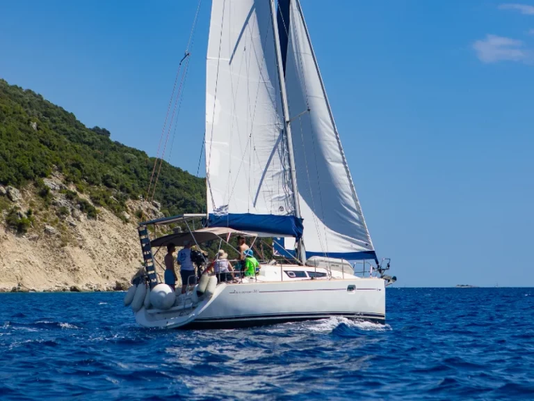 Sailboat to hire Nikiána at the best price