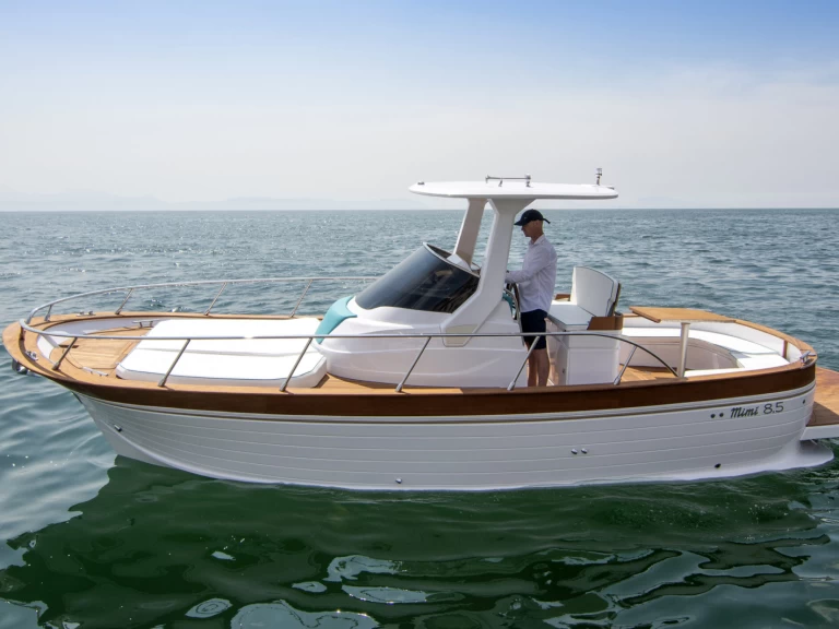 Charter a Mimi 8.5 WA in Sorrento on Samboat