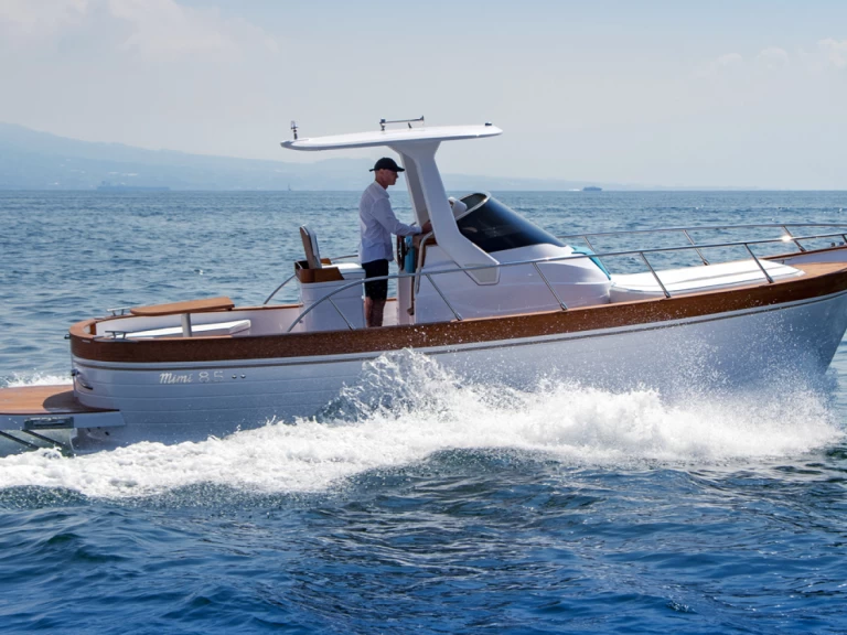 Hire Motorboat Mimi with a boat licence