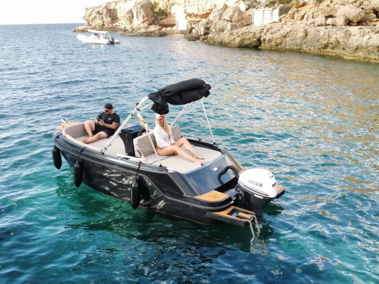 Yacht hire San Antonio Port cheap Open 500 Classic