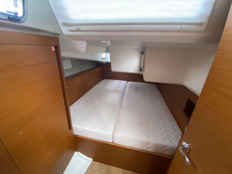 Yacht charter Nettuno - Jeanneau Sun Odyssey 490 on SamBoat
