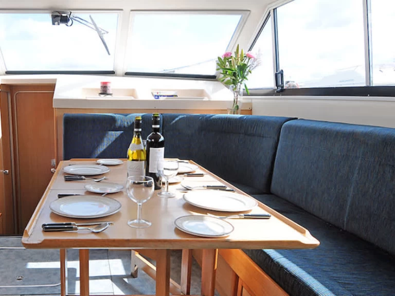 Hire Motorboat Le Boat with a boat licence