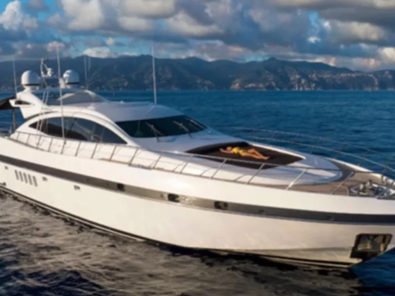Hire Luxury Yacht Mangusta with a boat licence