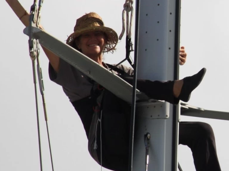 Yacht hire La Paz cheap Ovni 43