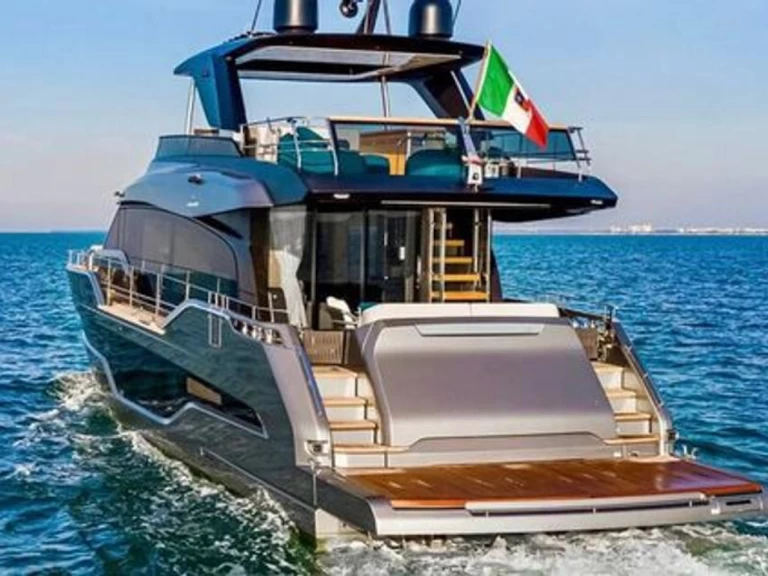 Hire Luxury Yacht with or without skipper Cranchi Saint-Tropez