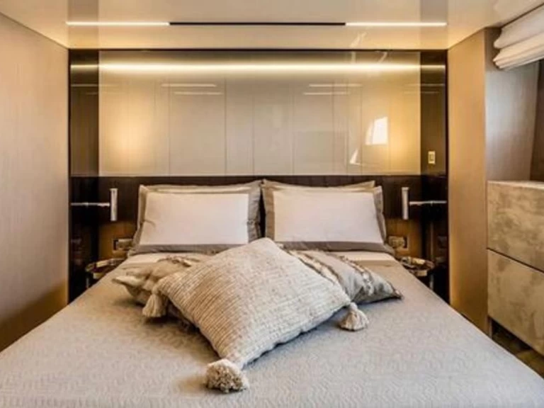 Hire Luxury Yacht Cranchi with a boat licence