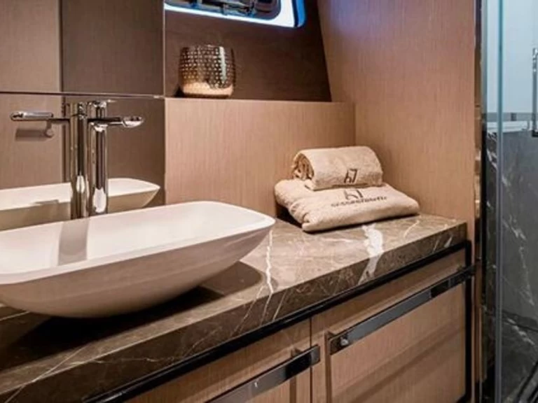 Luxury Yacht to hire Saint-Tropez at the best price