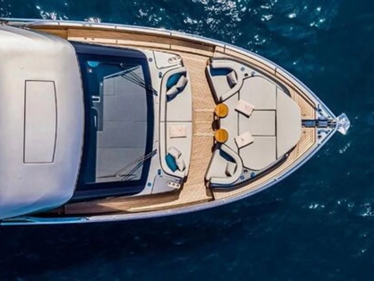 Yacht charter Saint-Tropez - Cranchi Cranchi Sessantasette 67 on SamBoat