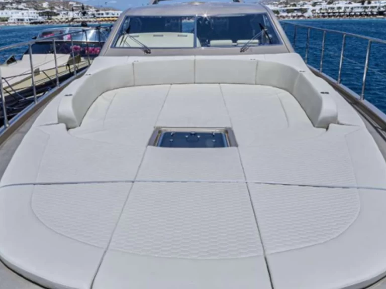 Hire Luxury Yacht Leopard with a boat licence