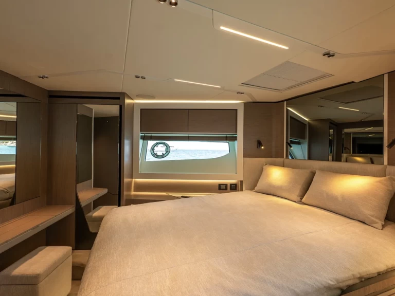 Hire Luxury Yacht with or without skipper Sunseeker Saint-Tropez