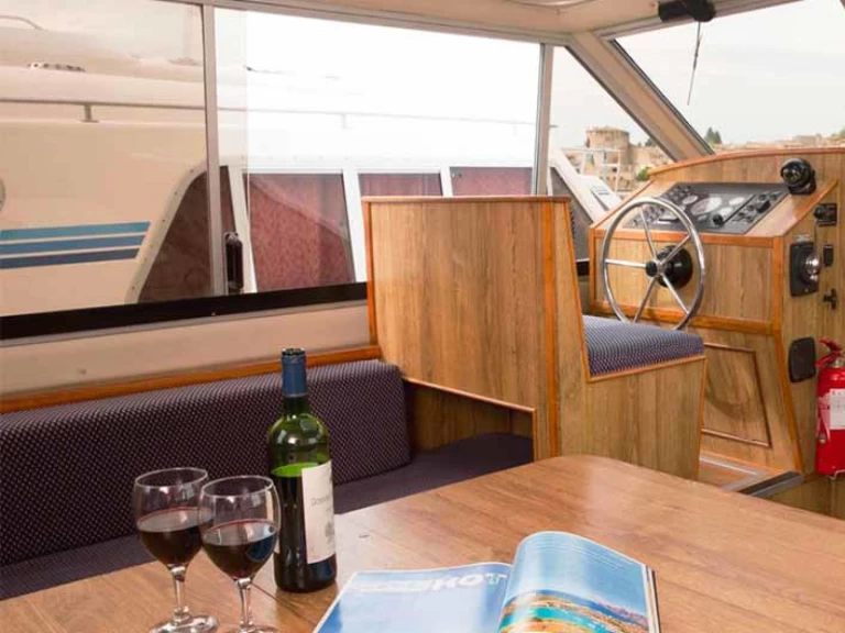 Charter a Le Boat Lake Star in Portumna on Samboat