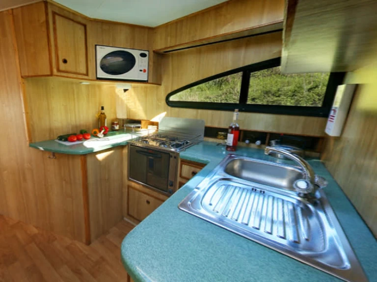 Motorboat to hire Carrick on Shannon at the best price