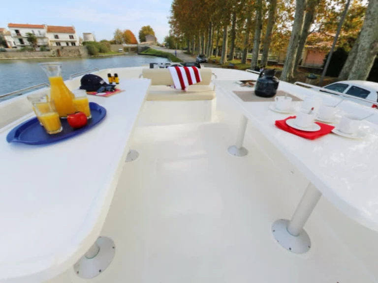 Motorboat hire in Homps - Le Boat Vision 3