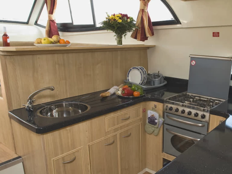 Hire Motorboat Le Boat with a boat licence