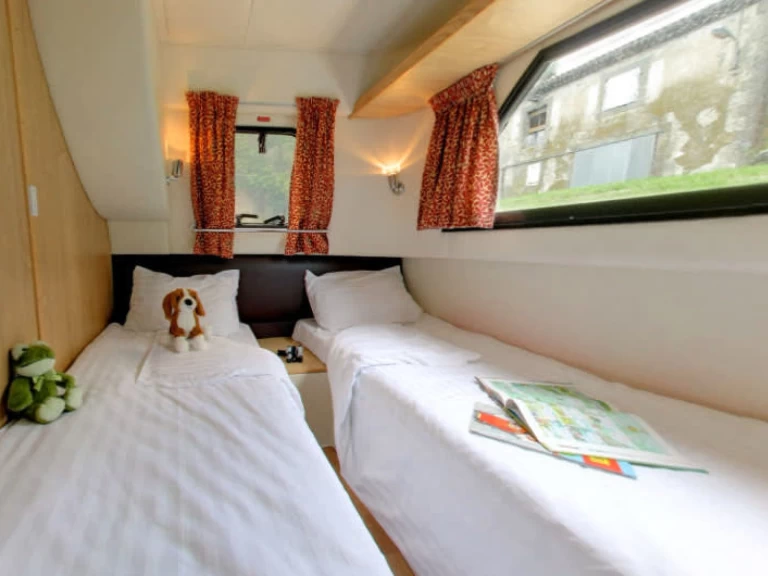 Yacht hire Homps cheap Mystique