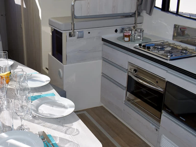 Le Boat Horizon 4 charter bareboat or skippered in  Homps